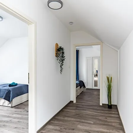 Central, Near Main Train Station, Supermarket, Train, Vahrenwalder Daire *